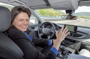 Bayerns Wirtschaftsministerin Ilse Aigner im selbstfahrenden Audi A7 auf der Autobahn A9 - Fotos: Audi AG